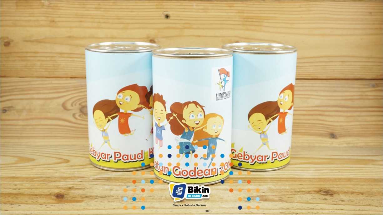 menabung di celengan kaleng